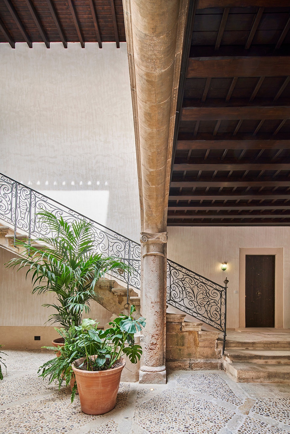 历史与现代的完美融合 | OHLAB 翻新西班牙帕尔马老城区住宅楼-11