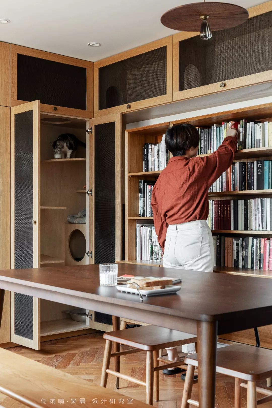 原木自然系家居,打造多才摄影师的温馨生活空间-44