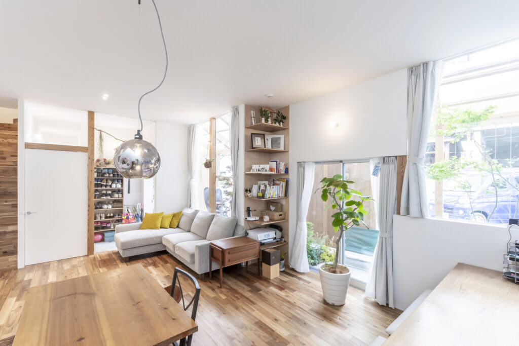 気軽に外と行き来できる鍵形の家　外へと開いた明るい空間で暮らす | Architecture | 100%LiFE-1