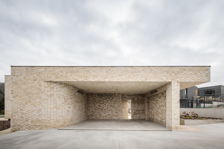 砖石之家 · 融合自然与现代的斯洛伐克家庭住宅丨斯洛伐克布拉迪斯拉发丨ARCHITEKTI mikulaj & mikulajova-1