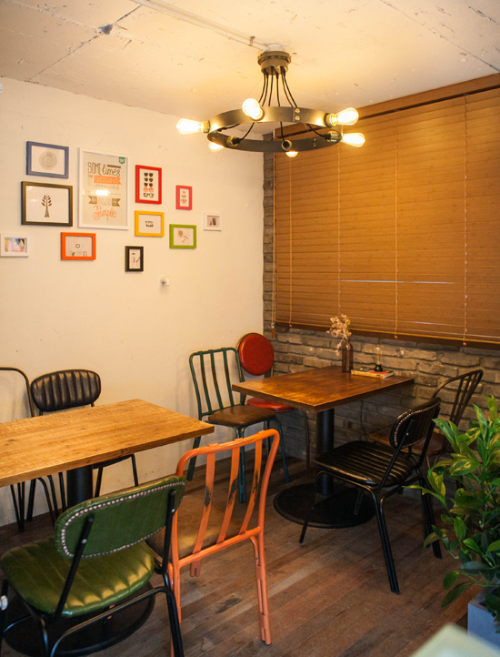 首尔弘大 10 坪小空间打造独具特色的咖啡馆-11