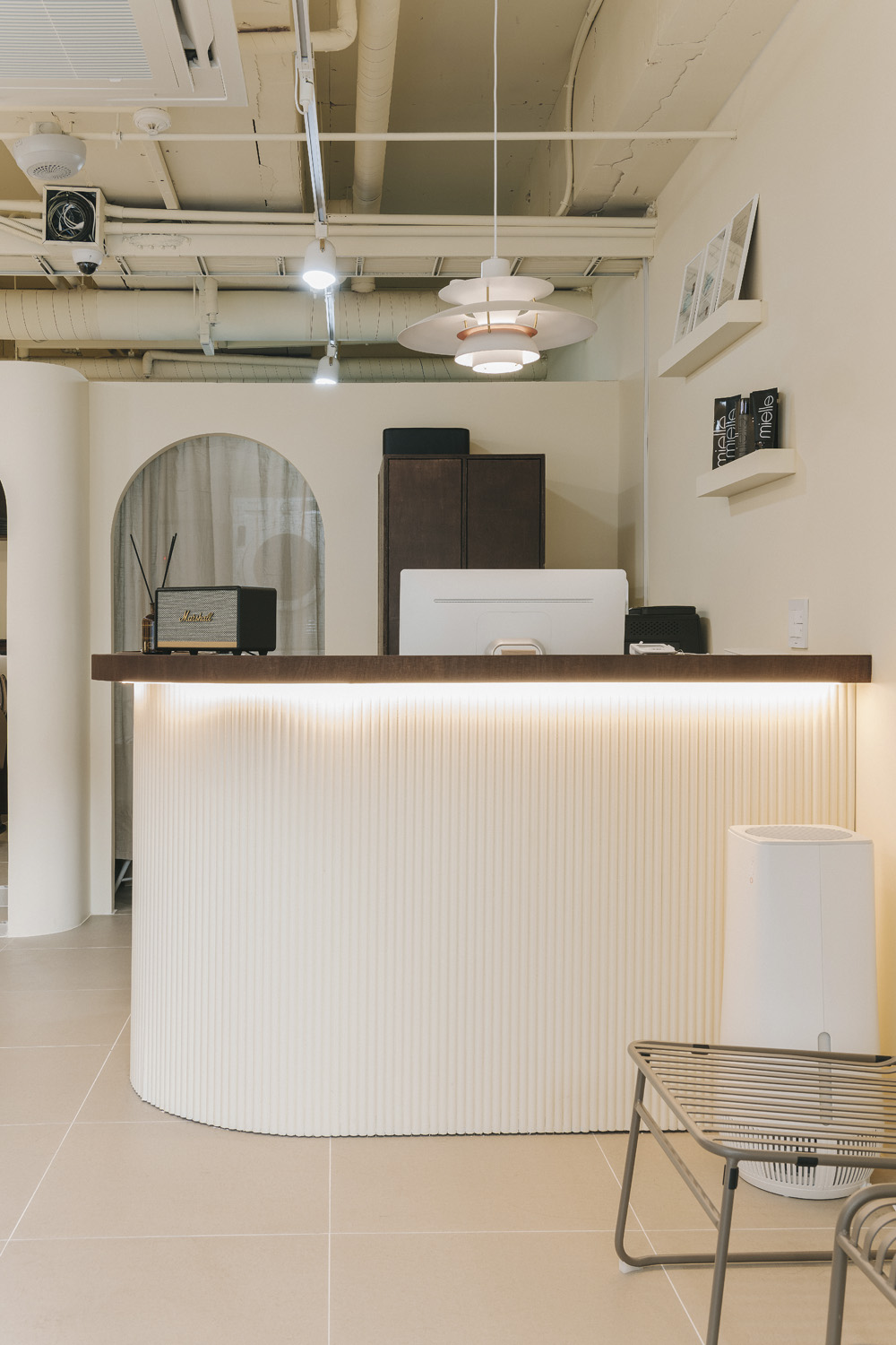 白色与木质，打造 10 平米的清新美容空间-9