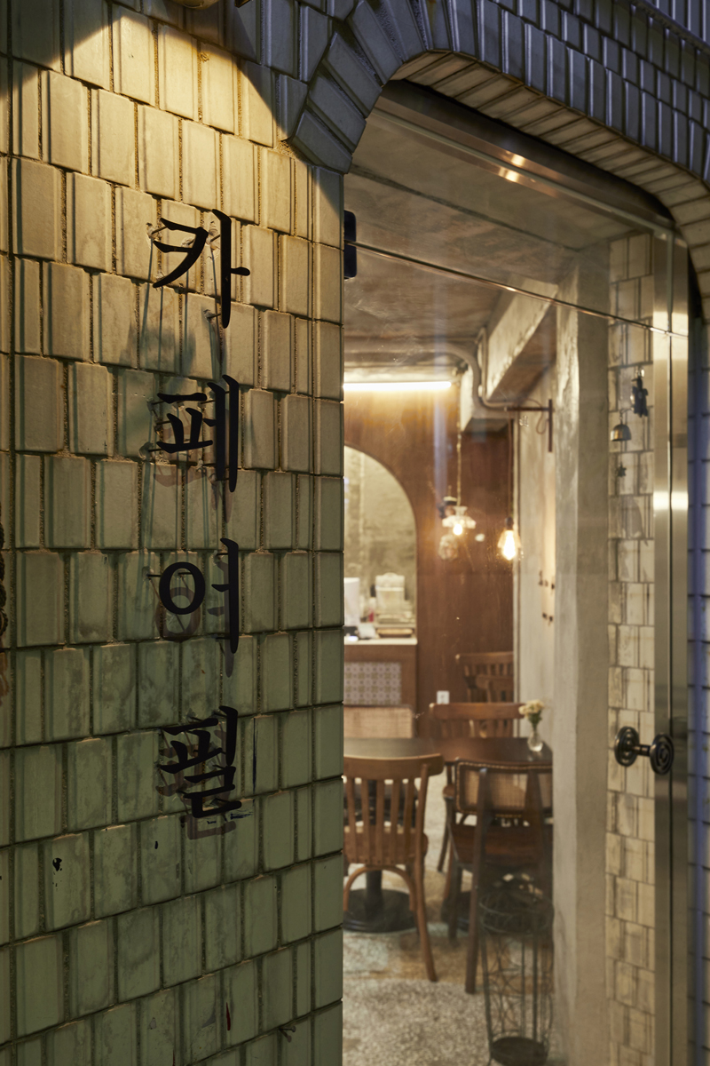 温馨十坪咖啡馆，打造简约纯真空间-18