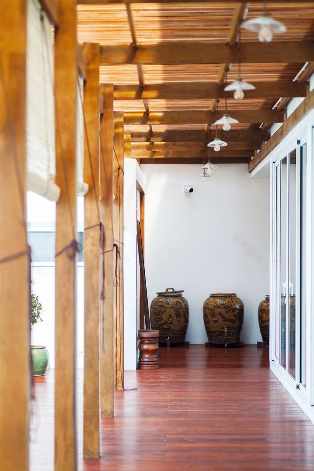 บ้านปูนผสมไม้ สไตล์โมเดิร์นที่เปิดใต้ถุงโล่งแบบไทยๆ-บ้านและสวน-12