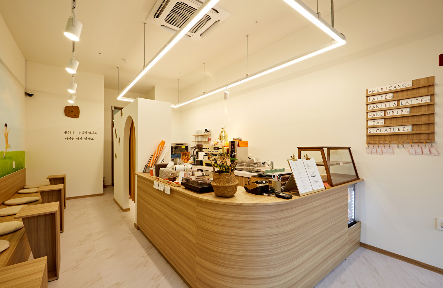 白色与木质的极简设计，10 分满分的咖啡厅-6