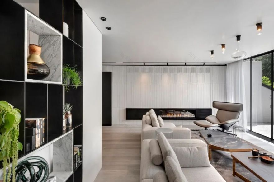 Aviram Kushmirski 打造轻奢风空间,黑白色调与实木地板的完美搭配-10