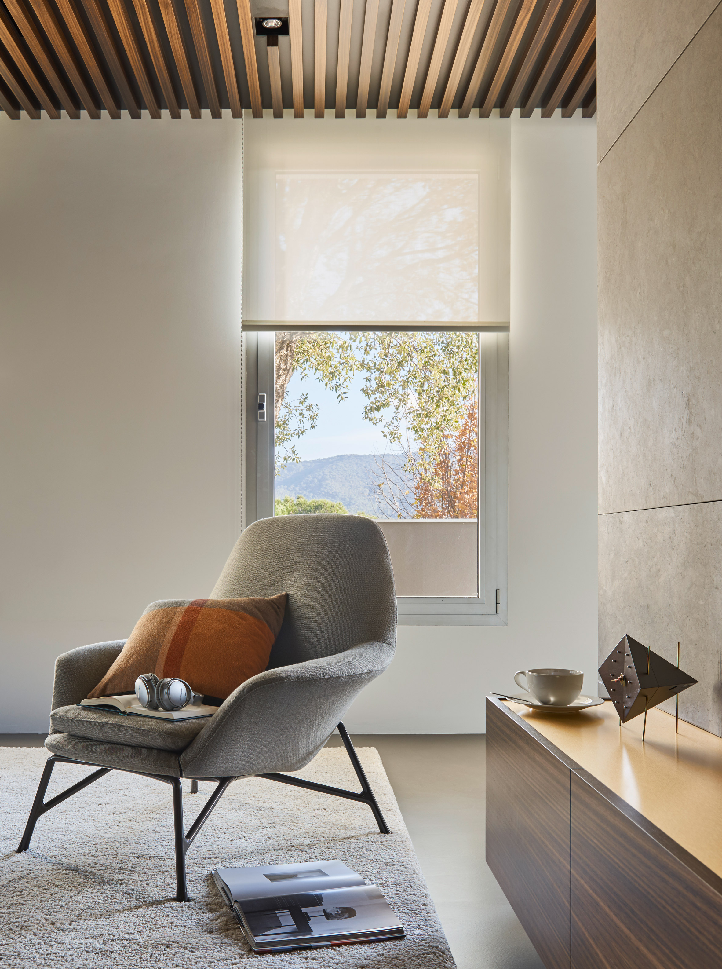 Spanish holiday home by YLAB Arquitectos frames coastal mountain views-26