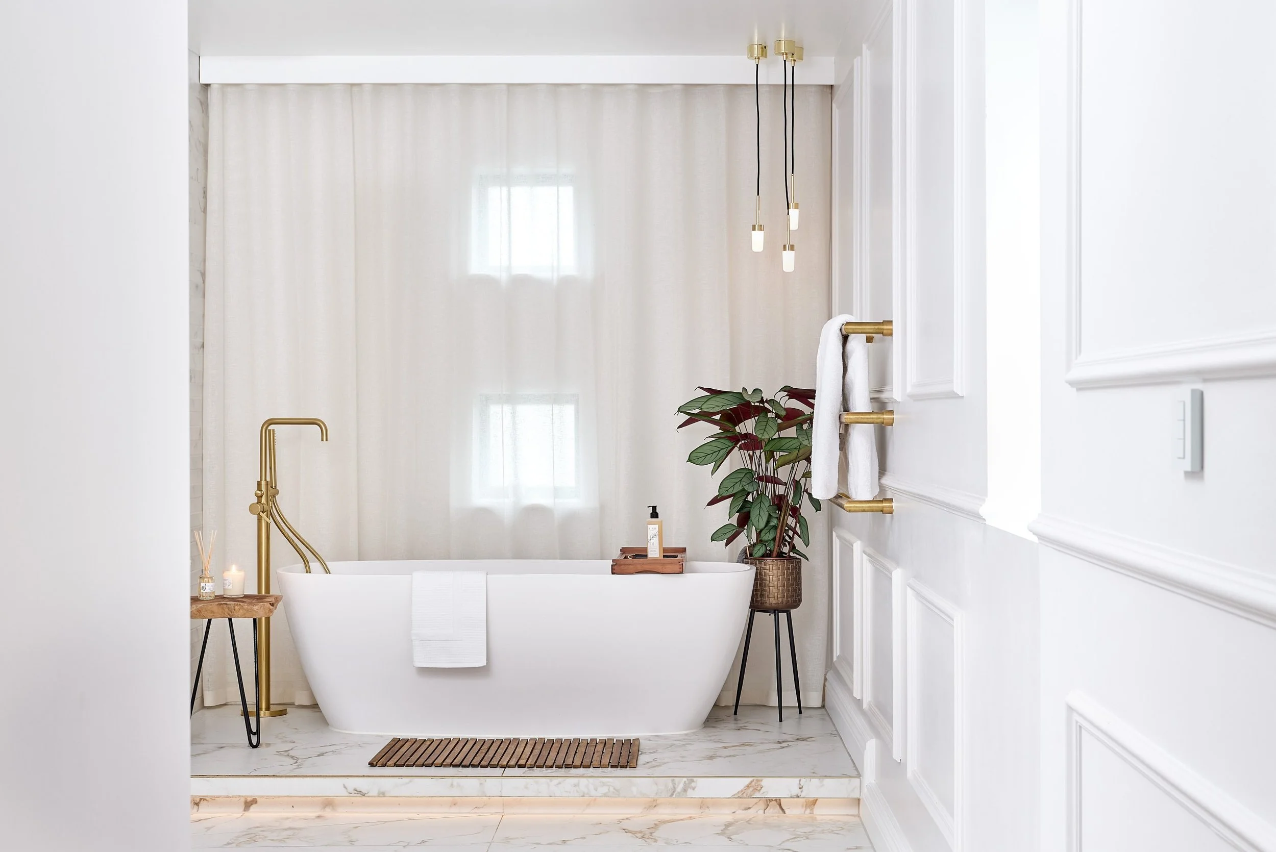 宽敞的酒店风格主卧套卫带梳妆台区域设计丨Ripples Winchester的Caroline Greig-24