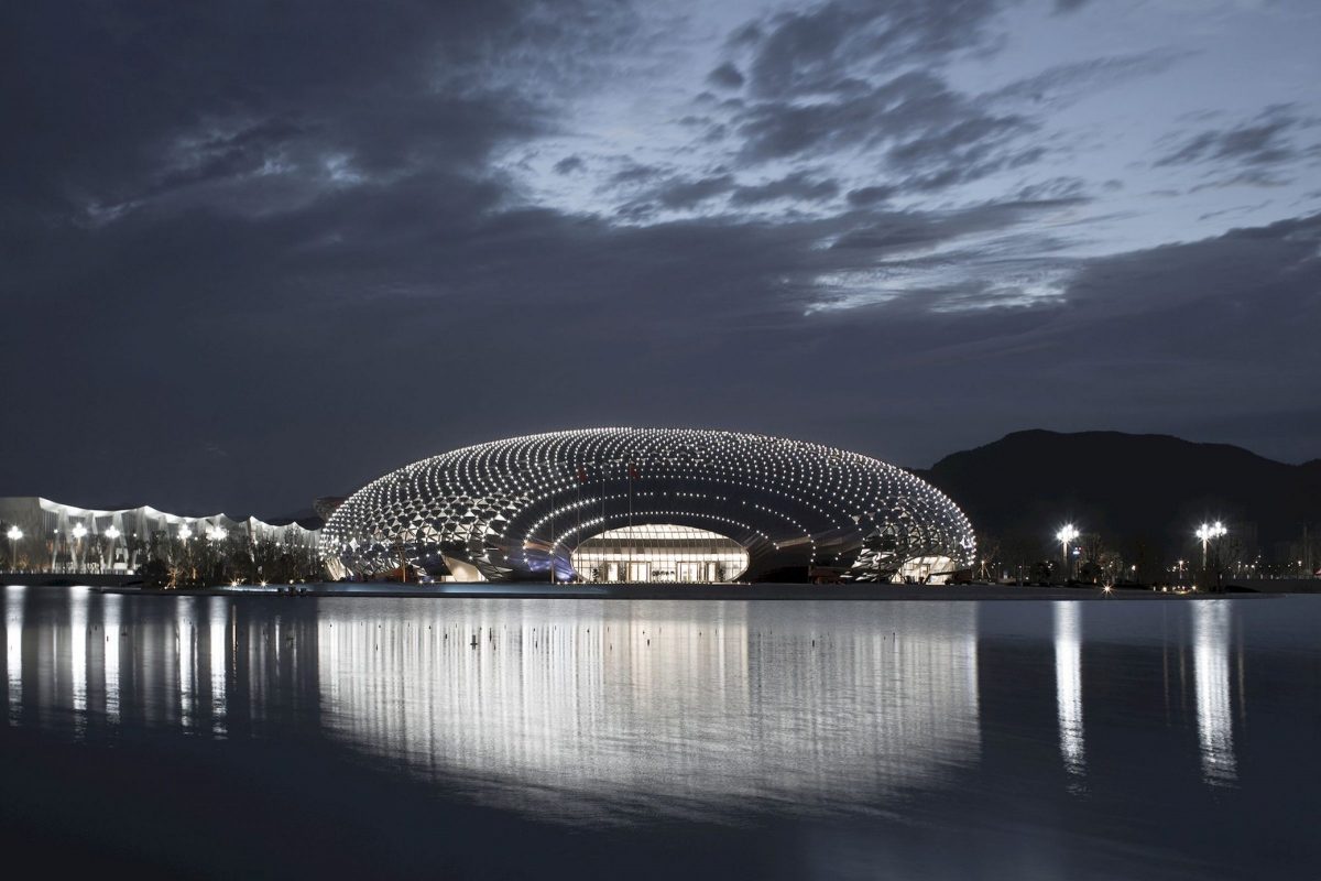 鳳凰湖上一座展翅飛舞的閃爍建築。 - WEHOUSE-3