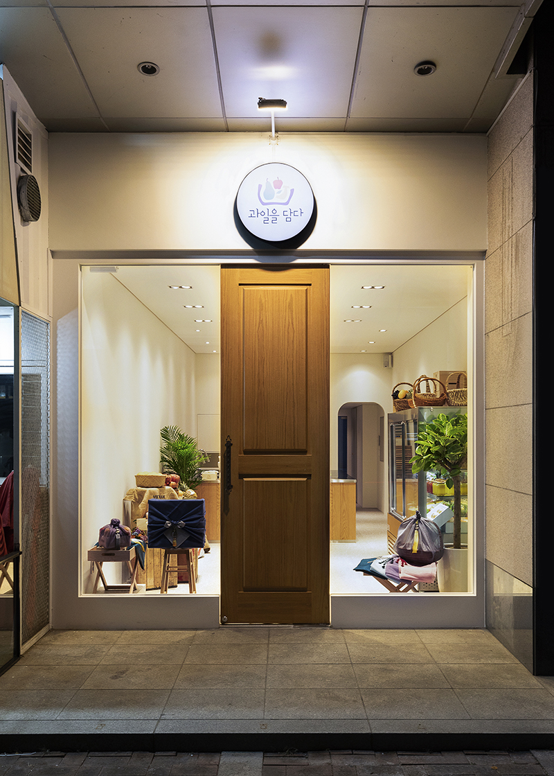 15 平水果店，极简白色与木色营造温馨氛围-9