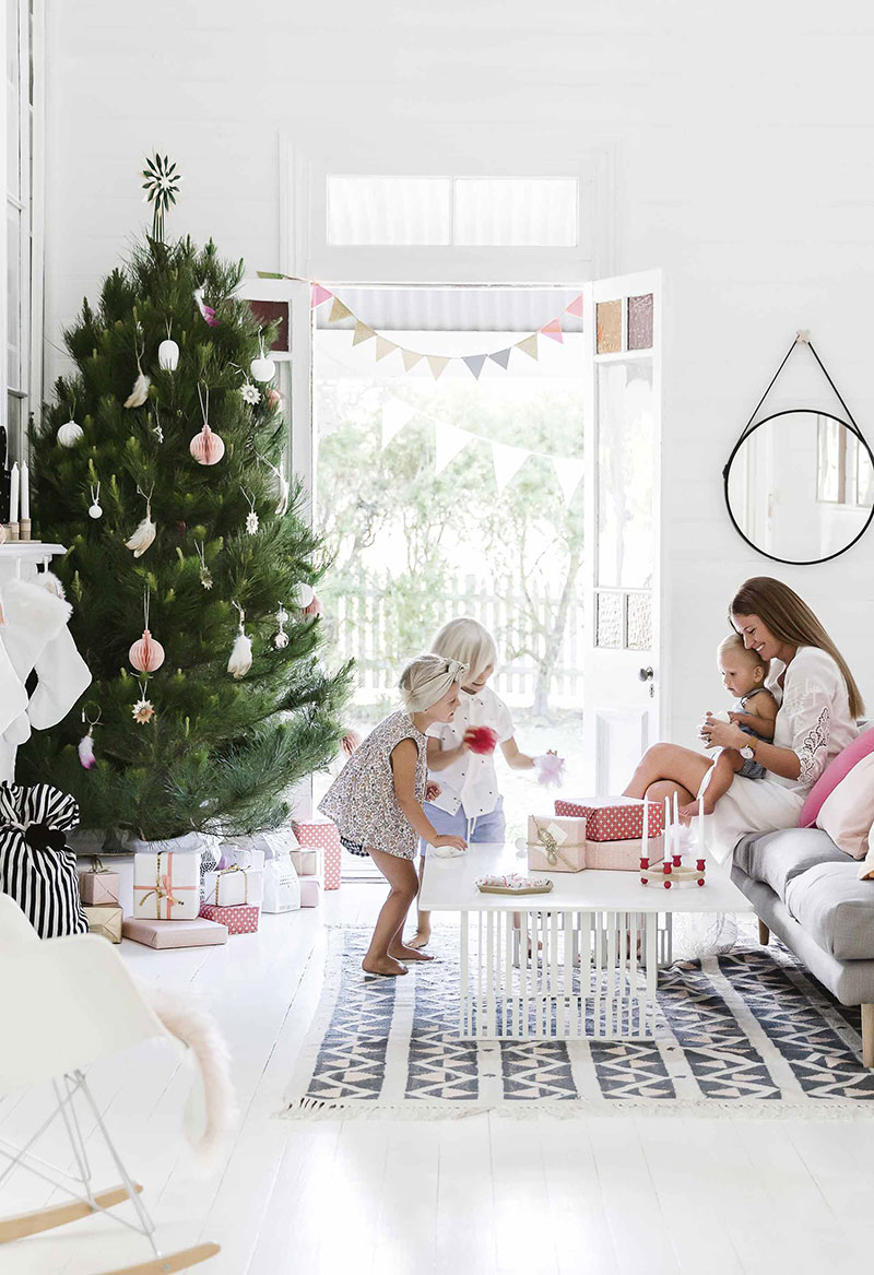 澳大利亚夏日海滩小屋的简约圣诞装饰-6