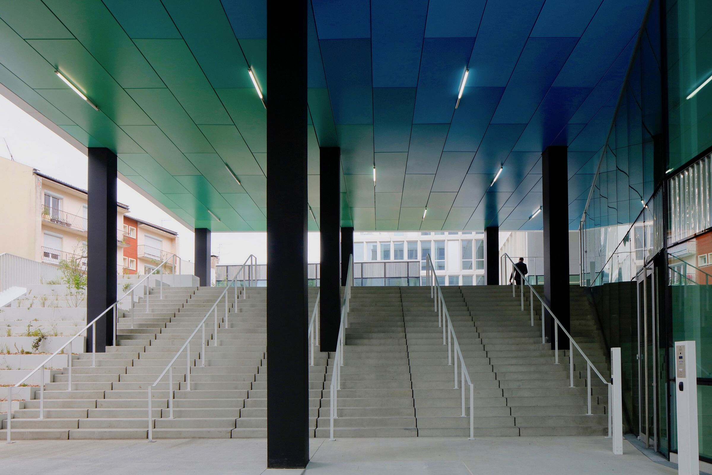 法国图卢兹“河畔”办公楼设计-17