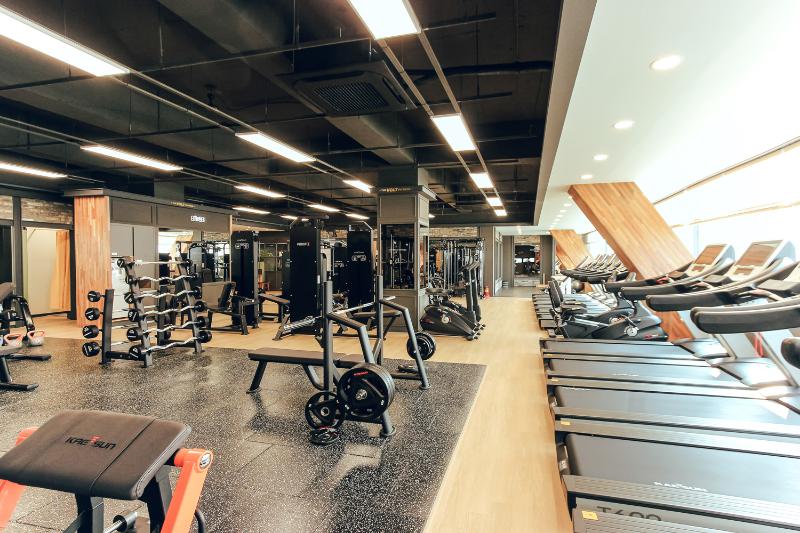简约 85 坪运动中心设计，黑白色调打造精致空间-5