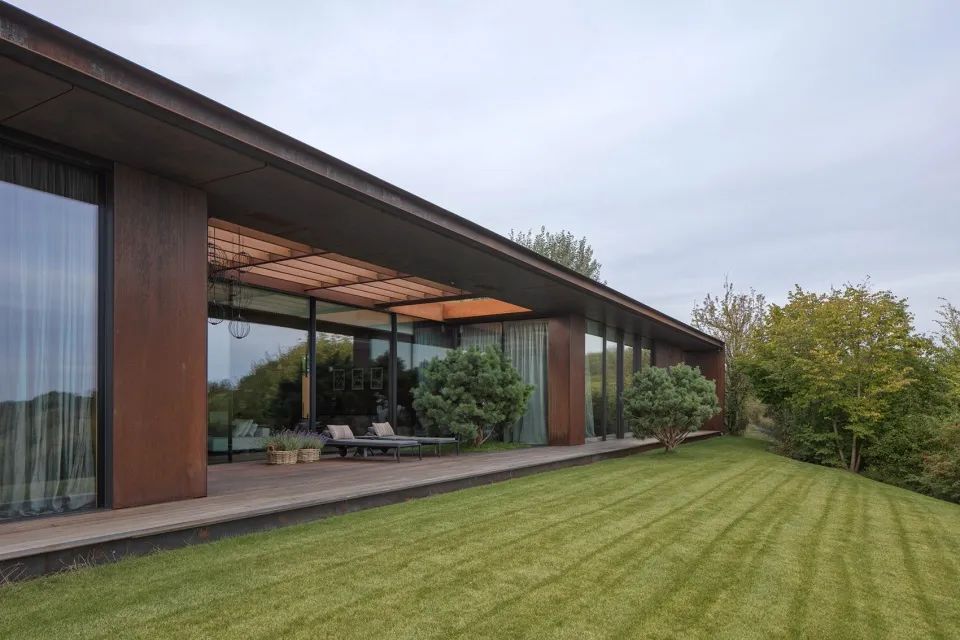 坡上住宅：草地上的钢铁沟壑-49