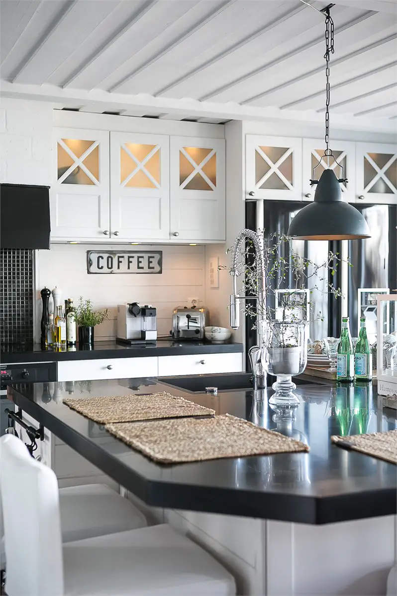 瑞典湖边百年老屋翻新，白色海洋风格度假屋-14