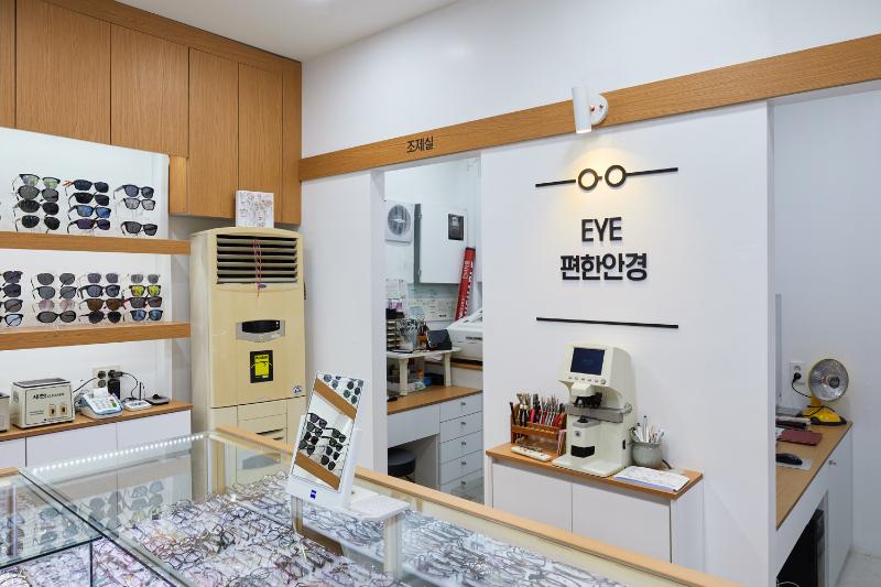 简约 16 坪眼镜店设计，展现白色与木纹之美-7