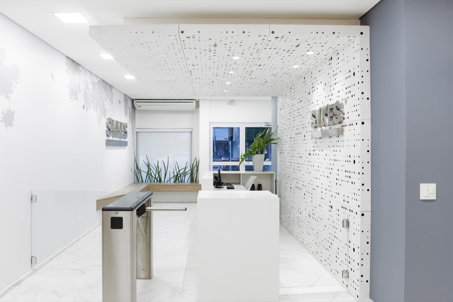 Sykes 办公室 | 激光穿孔金属板打造科技感接待区-1