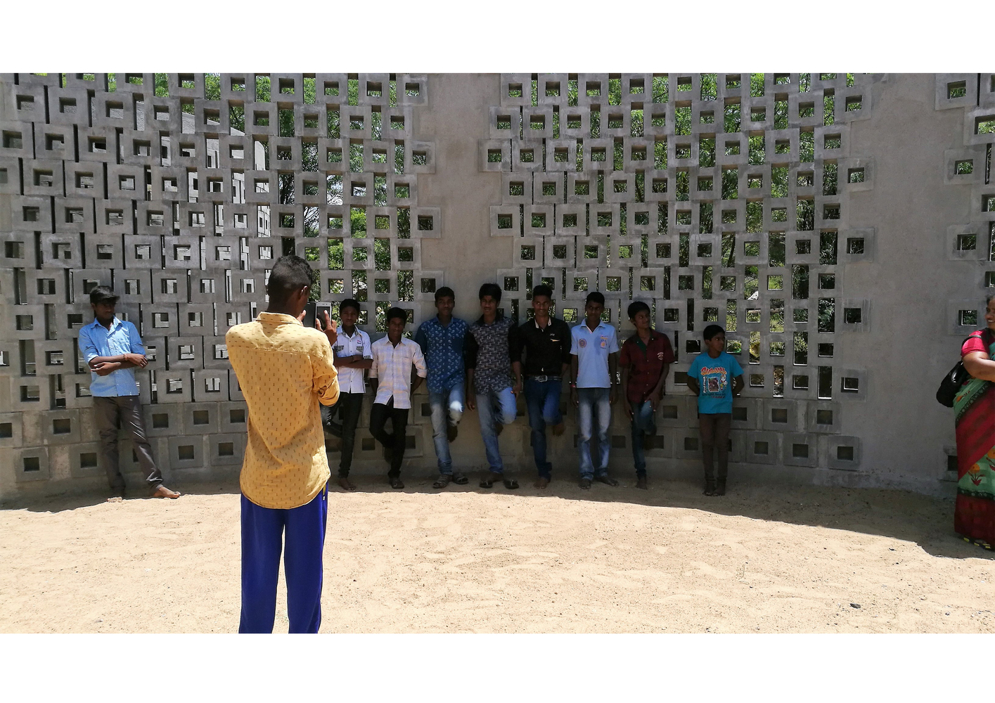 印度低成本社区中心,混凝土螺旋墙展现独特魅力-43