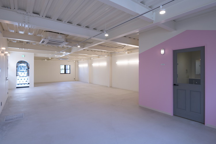 邻里之窗 | 有机设计建筑的两层商业大楼-17