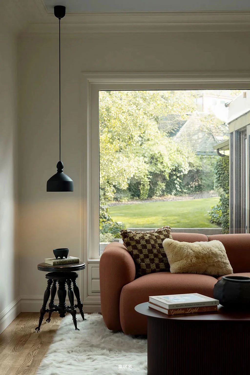 用原创设计师家具和时尚壁纸重新装饰的犹他州老房子-14