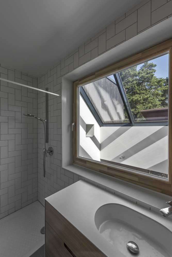 松树林中的现代住宅-33