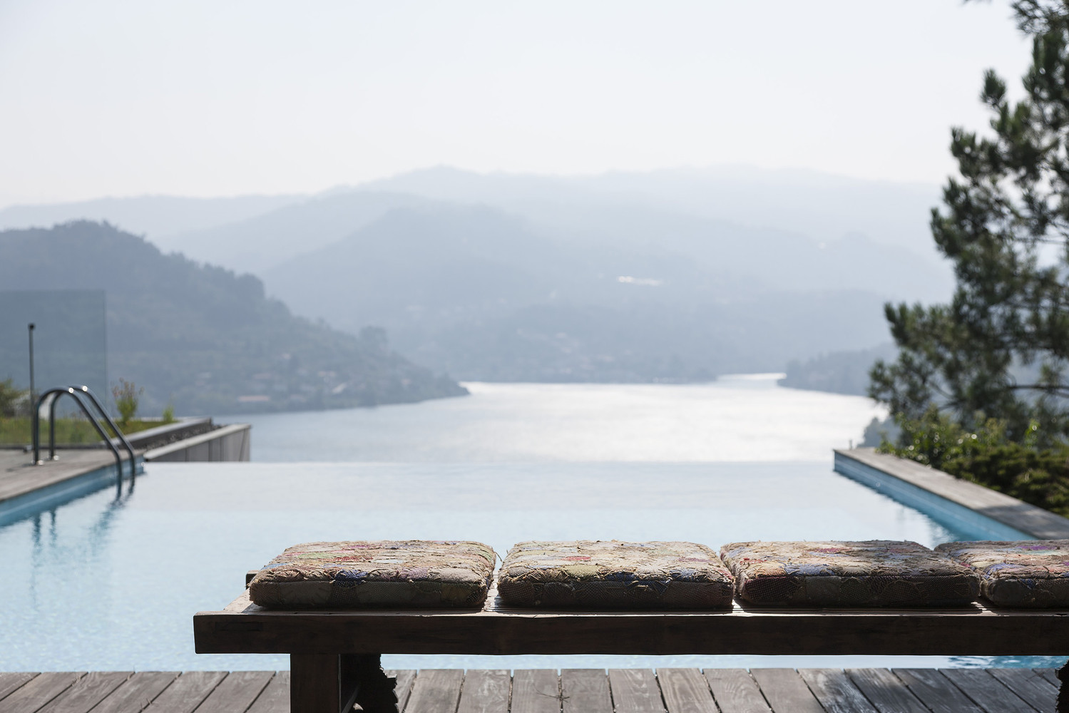 葡萄牙杜罗河谷的现代别墅-9