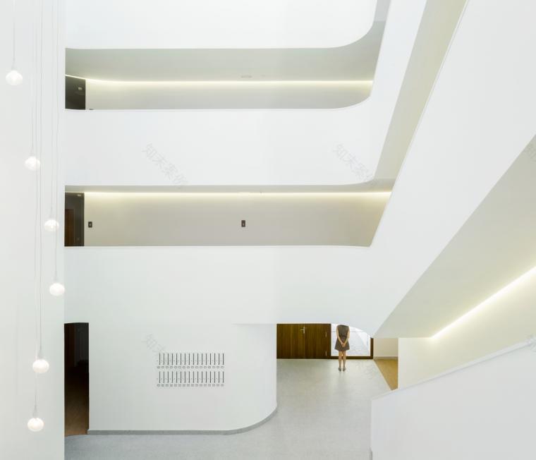 西班牙 58 VPO Torresolo 公寓楼——白色砖块与暗黑色铝材的现代居住建筑-34