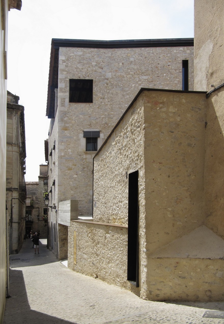 Medieval House Gets a Contemporary Renovation in Catalonia-26