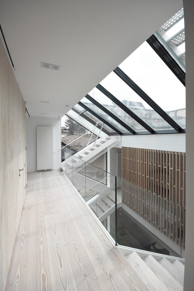 罗马尼亚四口之家垂直住宅，自然材料与光影共舞-61