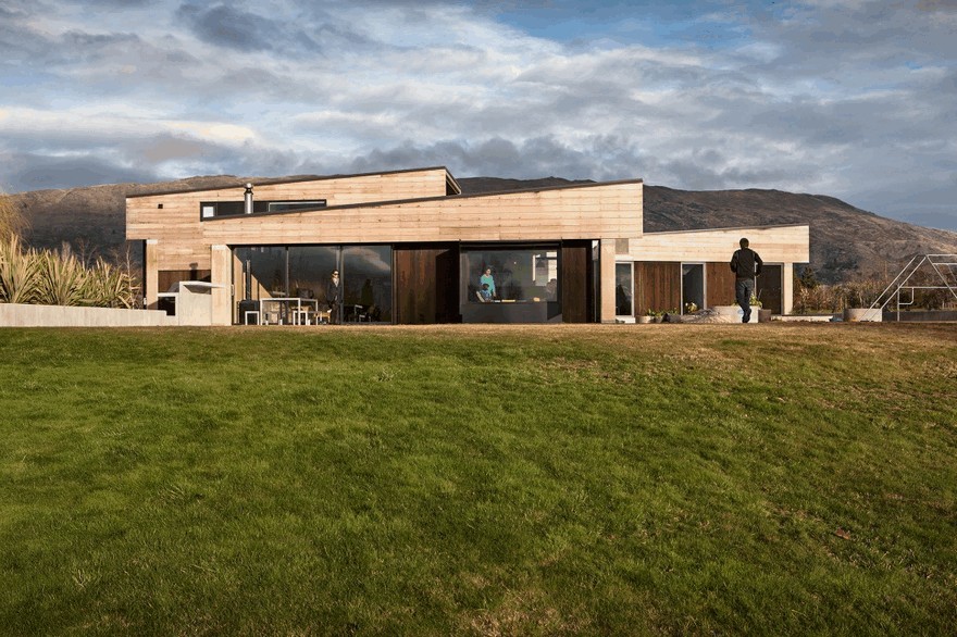 Rammed Earth House Connected to the Mountainous Landscape of Cardrona Valley, New Zealand-19