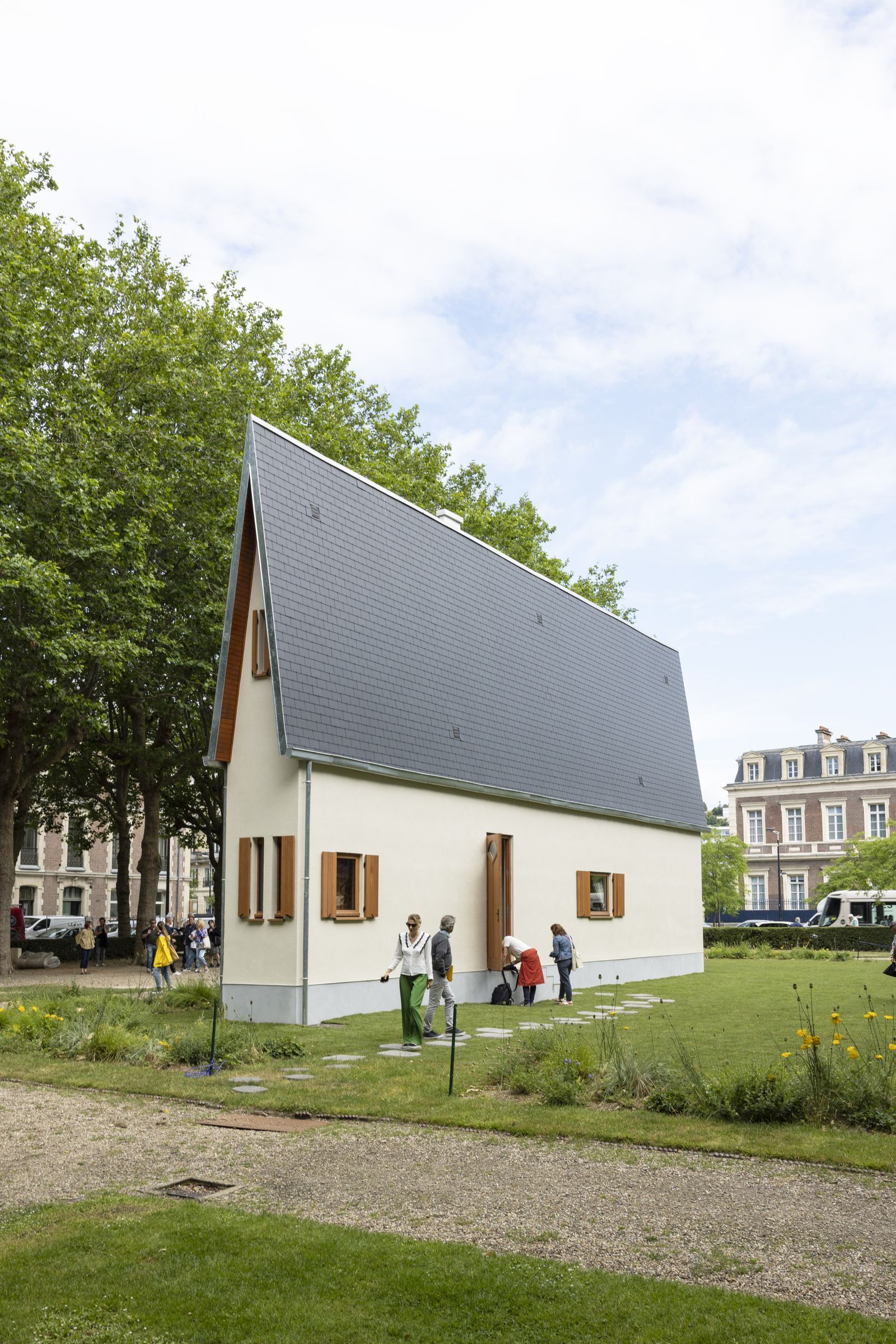 Narrow House（世界最窄房屋）丨法国丨Erwin Wurm-13