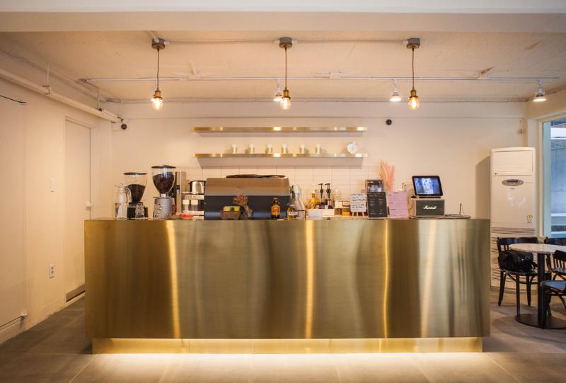 首尔弘大 15 坪黄金地段简约咖啡厅设计-4