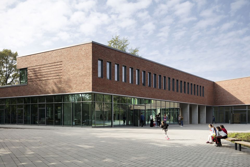 久洛·特里比希大学，学校扩建-9