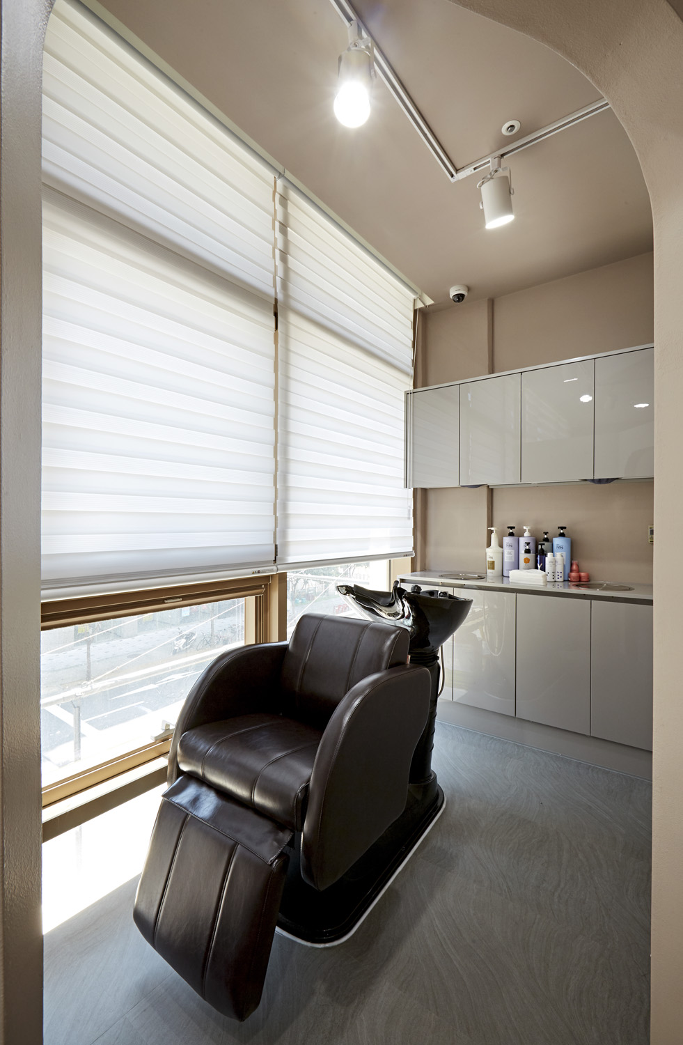 点亮空间之美 | 14 平米美容店的照明设计-15