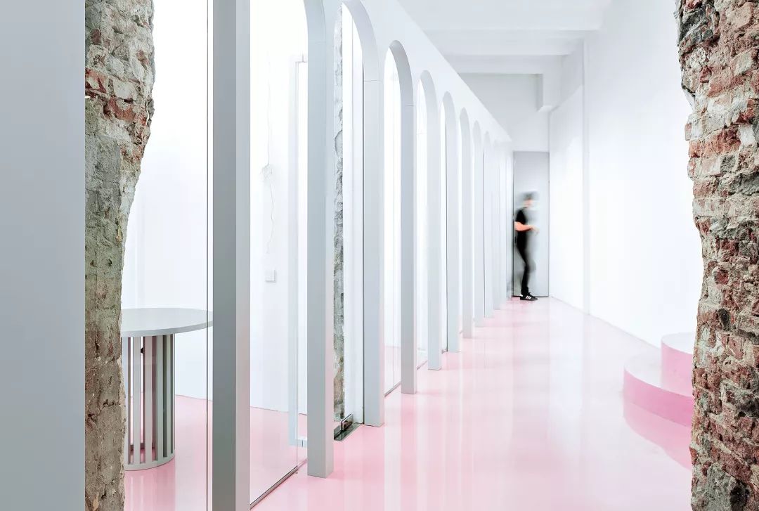 莫斯科废墟中的 NGRS 少女心公司-0