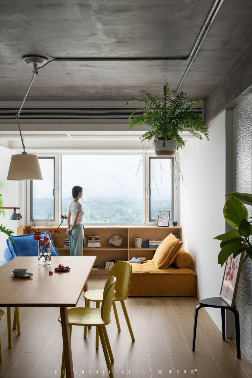 原始粗狂的混凝土裸顶遇上紧凑小三房,这酷酷的松弛感真让人着迷丨中国长沙丨東乙建设-12