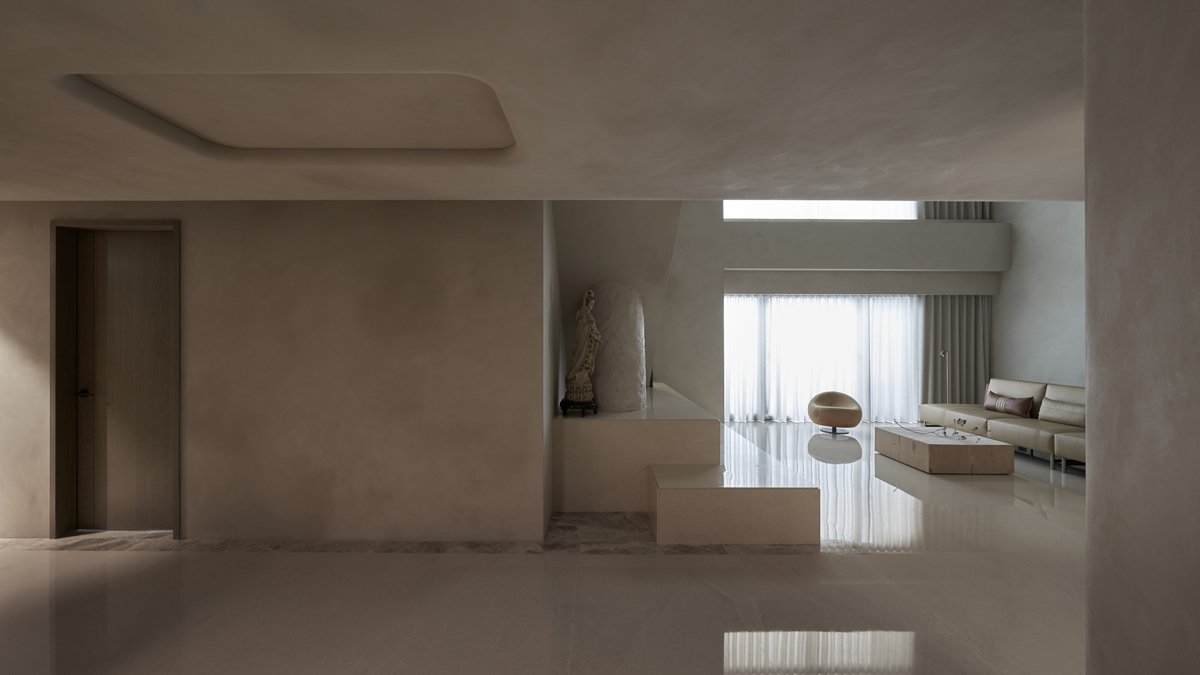 「最深的寧靜來自空無的頓悟」以光重構家居感官深度，安然庇護人們思緒和情感寄託的複層居宅 — Hey!Cheese-7