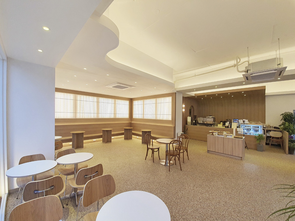 白色与木色，打造温馨 40 平米咖啡厅-6