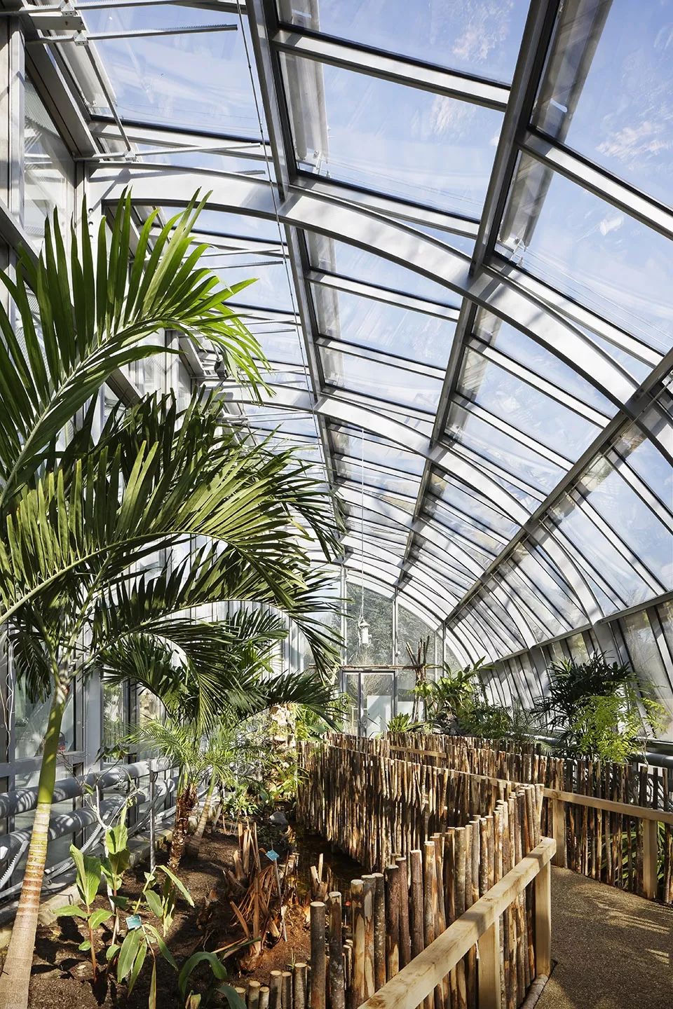 玻璃温室环绕着的红土网球场-19