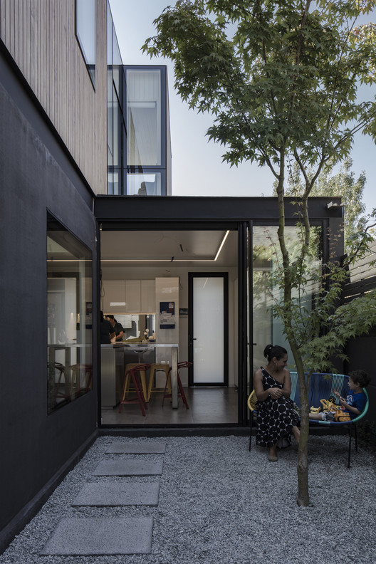 智利 Vitacura 社区翻新住宅,融入自然光线与可持续设计-21