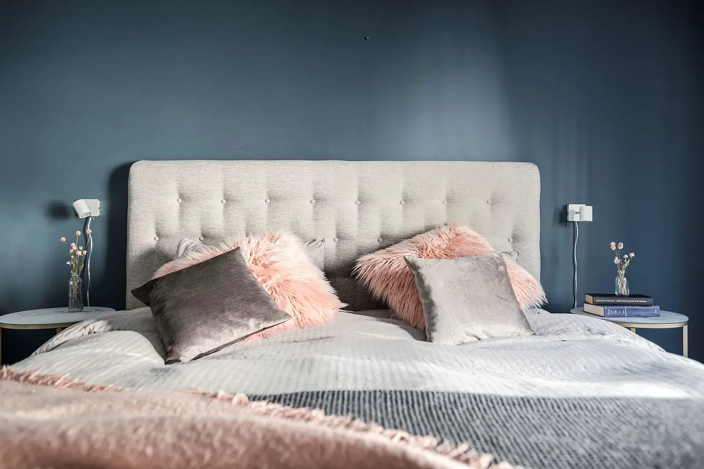 60 年代瑞典公寓里的深色 velvet sofa 和 Scandinavian 设计-17