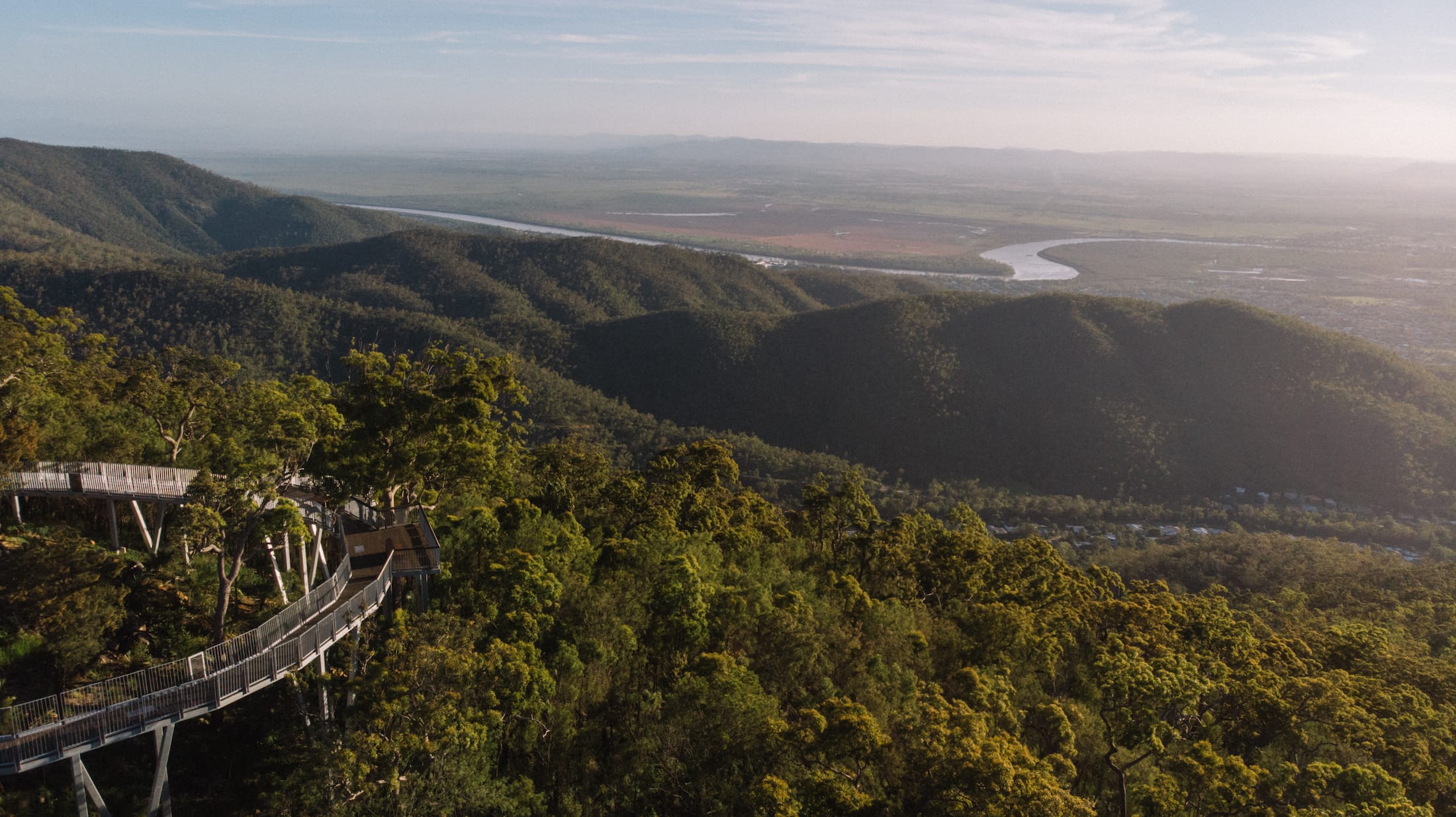 凌于树梢的观景栈道-9