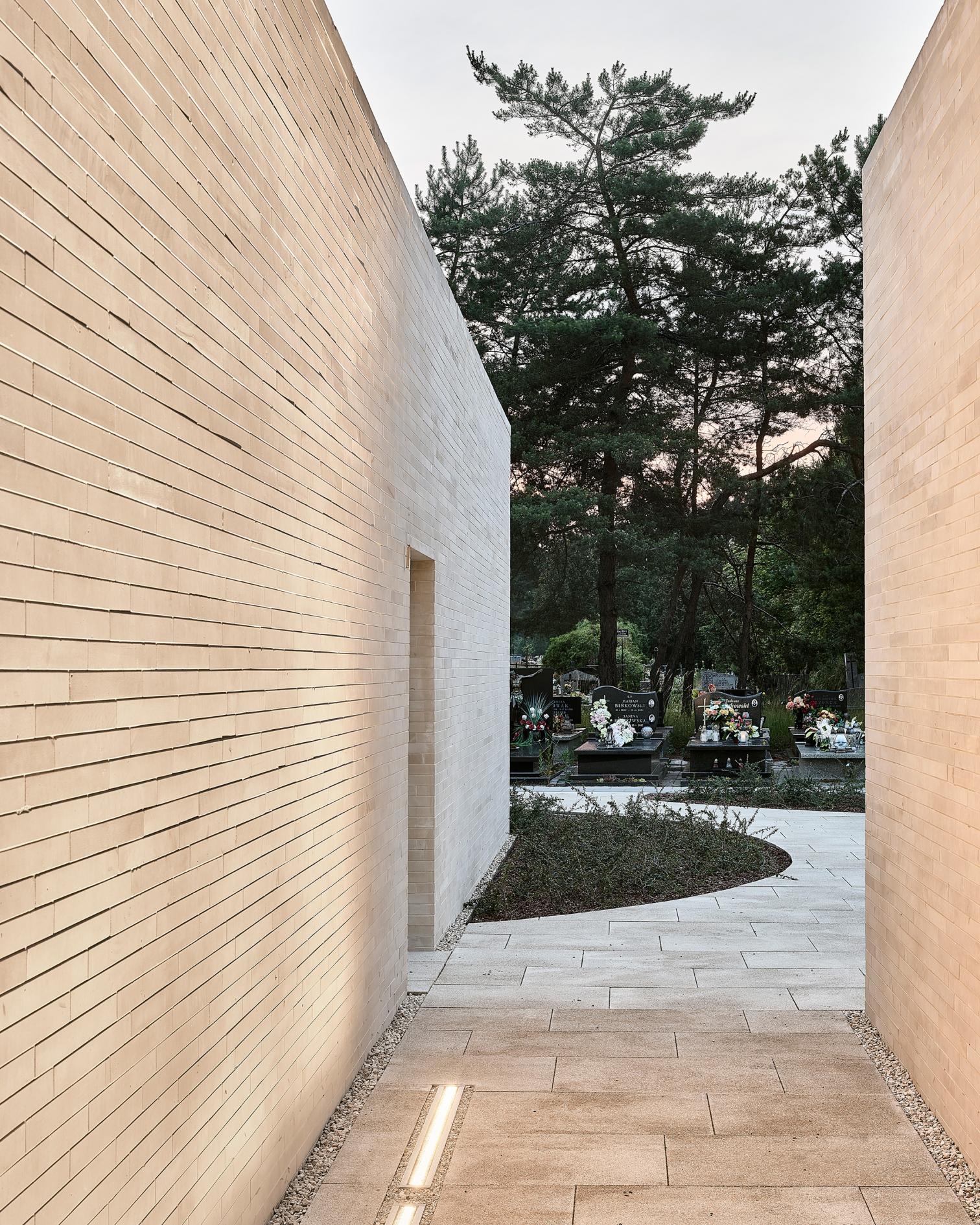 Complejo de columbarios en el cementerio municipal de Radom-26