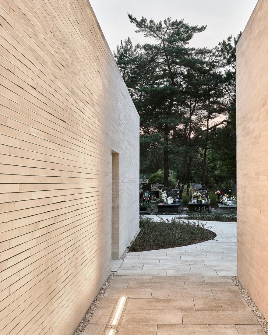 Complejo de columbarios en el cementerio municipal de Radom-26