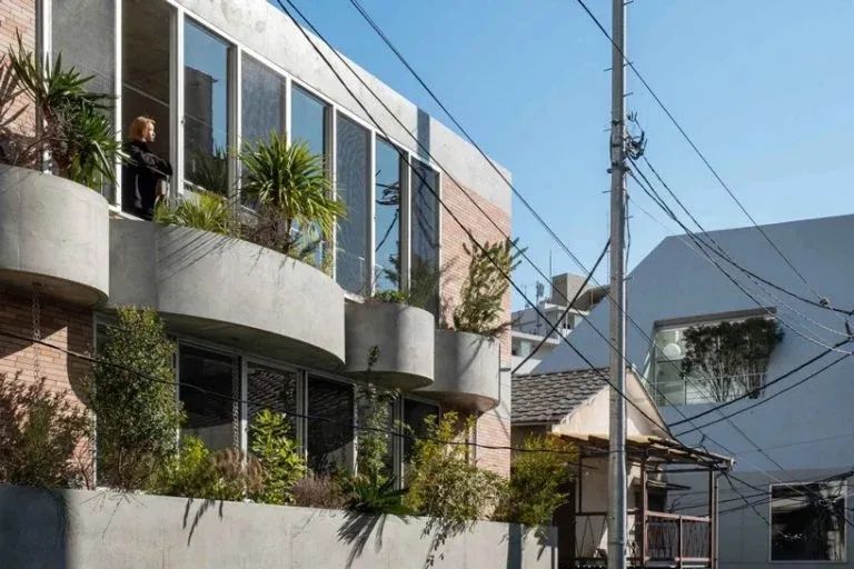 东京红砖双办公楼，绿色与空间的艺术融合-11