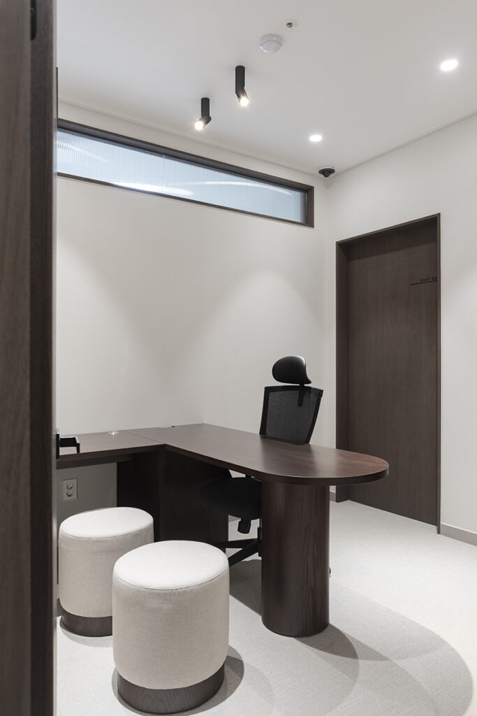 高级皮肤管理中心 | 白色与木质的优雅融合-13