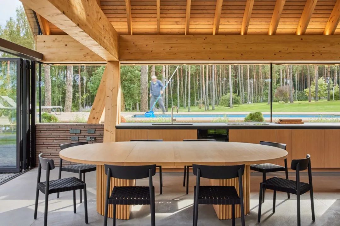湖边森林中的钢构游泳池房丨立陶宛-37