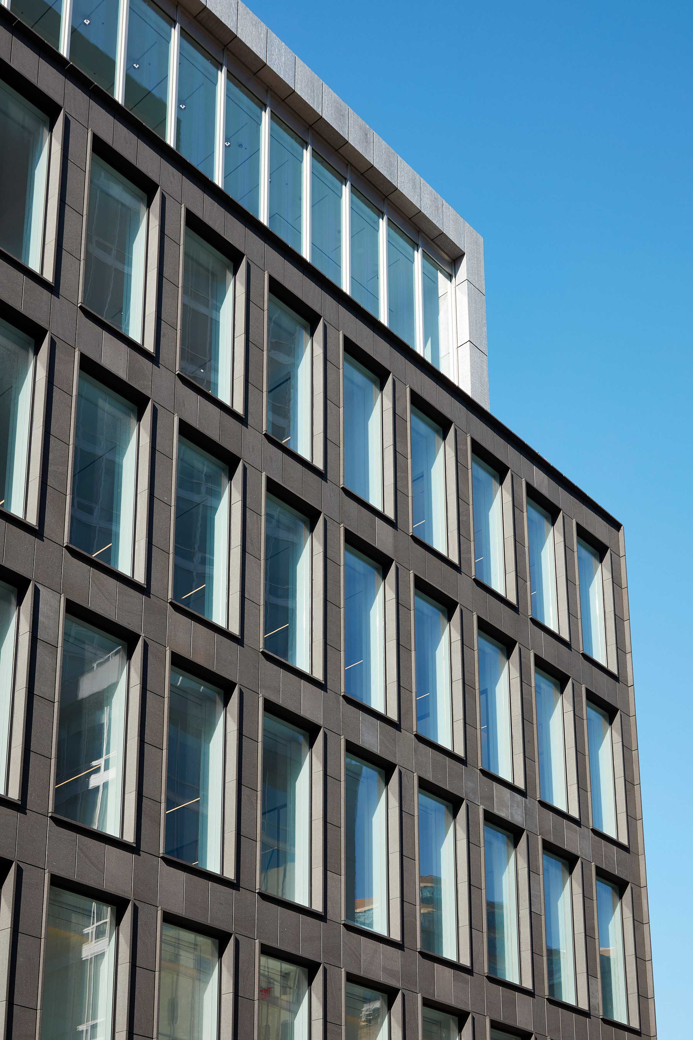 纽约 Pace 画廊新总部,火山石与玻璃的现代艺术空间-5