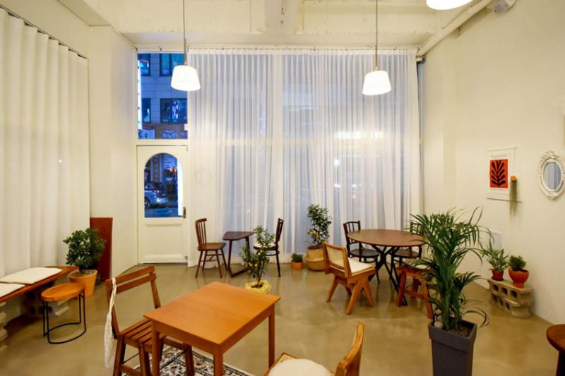 温暖 14 坪的“白色&木质”咖啡馆设计-9