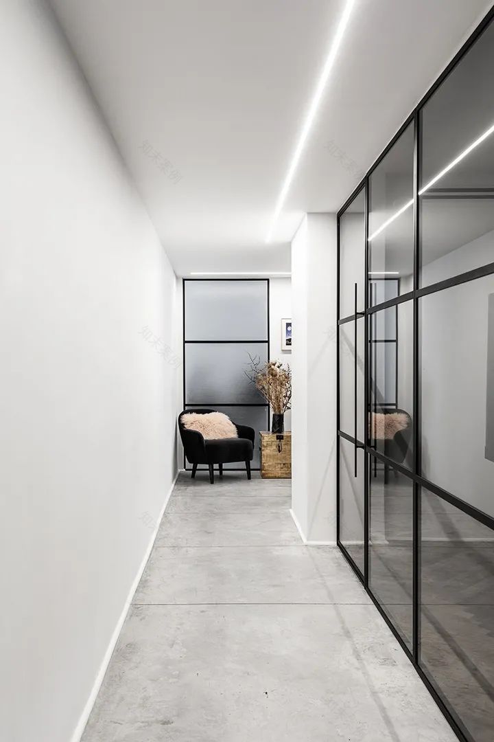 特拉维夫公寓改造,Qumra Capital 办公室的黑白极简魅力-26